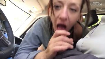 Chupando mi verga en el auto