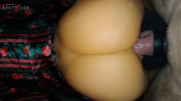 Se corre en las nalgas de su muñeca