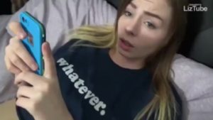 Mi pequeña hermana folle su coño rosa