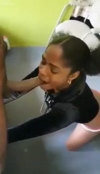 Dominicana chupando una verga extrema