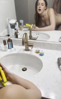 Follando duro con su novia en el baño