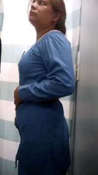 Espiando doña madura en el vestidor