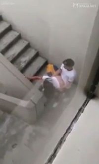 Adolescentes cogiendo en la escuela a escondida