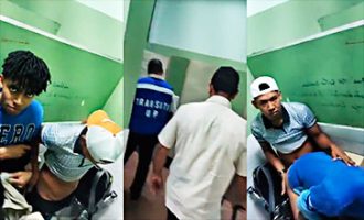 Estudiantes gay sorprendido follando en un baño publico