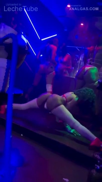 Jovencita brasileña cogiendo con su primo