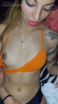 Follando con mi hermanastra mientras se tocaba en el sofa