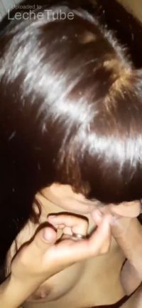 Jovencita brasileña chupando una polla gruesa