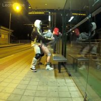 Pareja follando duro mientras esperan el bus