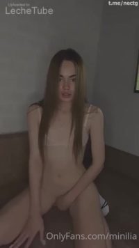 Hermosa jovencita se graba pajeandose