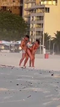 Pareja cogiendo al aire libre en una playa de miami