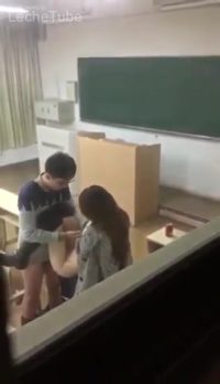 Pareja adolescente cogiendo en la escuela