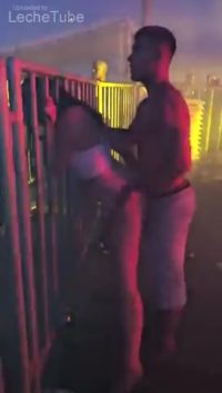 Pareja cachonda cogiendo en una fiesta publica