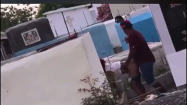 Pareja dominicana follando en el cementerio