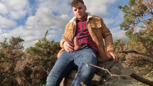 Masturbación en el bosque , monte , aire libre , naturaleza , leñador.