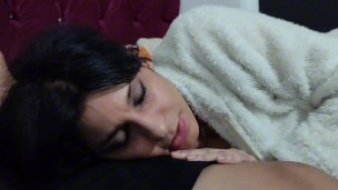 MI MADRASTRA HERMOSA MADRASTRA sueña que tengo SEXO CON ELLA – al final se fue con su vagina mojada