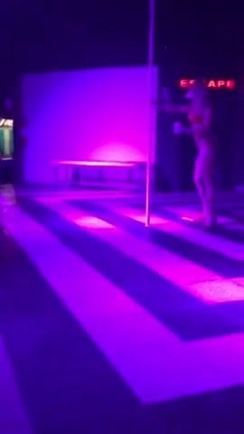 CHILENA SE METE RAQUETA DE TENNIS I SUNSET DISCOTHEQUE