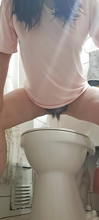 Mature milf masturbates after peeing