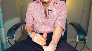 A young handsome man masturbates in the office and cums loudly while no one is at work.