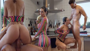 Mi compañera de piso comiéndose un plátano bien lento… no debí entrar a la cocina con esa boca ocupa