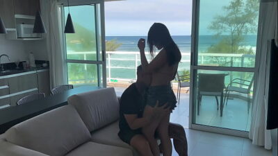 Cheguei da praia cheia de tesão e gozei gostoso no pau do bandido