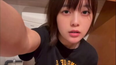 友達の披露宴に行って沢山の男性と喋ったらムラムラしちゃって帰宅して即玄関先で静かにオナニーしちゃう女子大生。