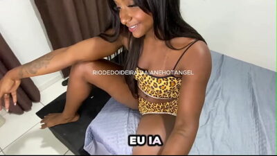 ESPOSA DE CORNO SE MASTURBA CONVERSANDO COM OUTROS MACHOS NA INTERNET ENQUANTO TOCA PUNHETA PARA SEU CORNO