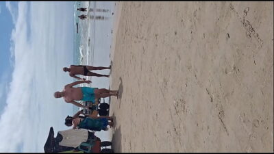 Estou sozinha em casa e meu meio-irmão está ordenhando meus peitos grandes