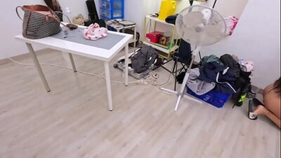 Gang Bang improvisado con una inglesa muy cachonda, Empieza follandose al camarografo y su asistente detras de camaras y acaba follando con todos a la vez DP, DAP, DV Kylie Jones