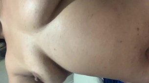 Gordinha peluda se masturbando até ficar melada. pt1