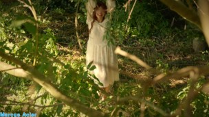 Il la regarde dans la foret et ils font l amour contre un arbre. Voyeur et exhibitionniste