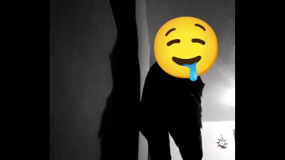 La negrita puta estaba arrecha y se culea al repartidor de pizza