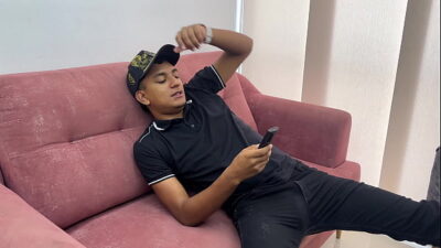 Le escondo el control a mi sexi india hermanastra haciendolo pasar por mi deliciosa verga hasta ponerla cachonda y a cambio de entregarselo da una rica mmamada y me deja follarla duro.