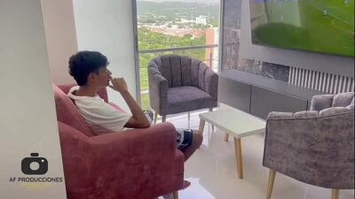 Linda sirvienta latina pide pago por su trabajo y quiere que la penetren duro por pago a ello. H.L.