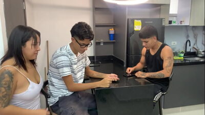 Me aprovecho de chica latina sin trabajo para ofrecerle un buen puesto a cambio de que ella me deje cogerla duro y venirmele en su gran culo.H.L.