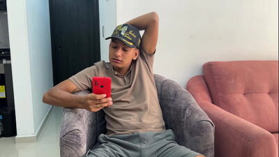 Mi latina cachonda hermanstra esta descansando sin ropa en su cuarto, me ecanta su rico y sexi culo asi que decido meterle mi enrome y jugosa verga por su estrecho culo.