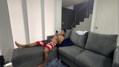 Mi madrastra me quita mi adiccion al porno con una buena mamada y venida en su cara.