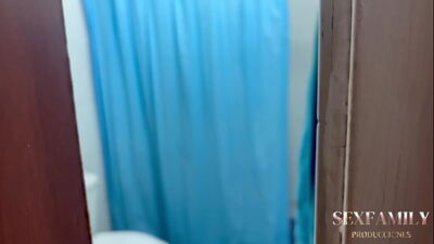 Mi vecina caliente me implora que la folle duro a cambio de hacerle un trabajo en su casa nueva.