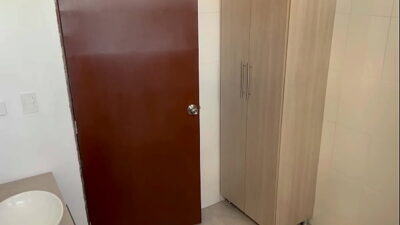 Mientras la linda hermanastra se ducha, me aprovecho para cogerla por sorpresa venirmele adentro de ella. H.L.