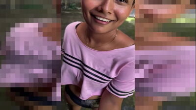 MORENA HUMILDE ES DESCUBIERTA HACIENDO EJERCICIO POR EL VECINO Y SE APROVECHA DE ELLA PARA RECIBIR UNA MAMADA A CAMBIO DE DINERO.