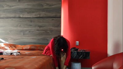 Morrita mexicana mojada de 21 años coge con el señor de 45