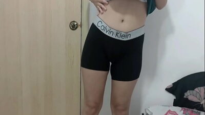 No hermanastro no me quites la camisa que no tengo nada debajo de ella.