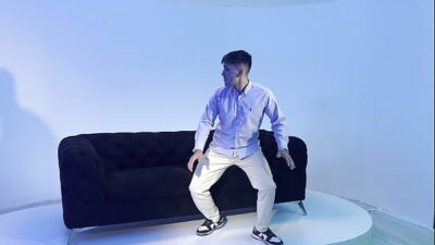 Nuria Millán entre el sofá y el pecado, me pilla y me pide de follarla como puta, se pone cachonda con polla colombiana