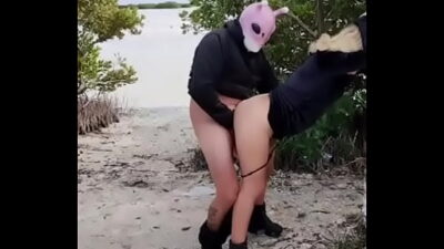 Puta mexicana es cogida entre los manglares para no ser descubierta por la gente