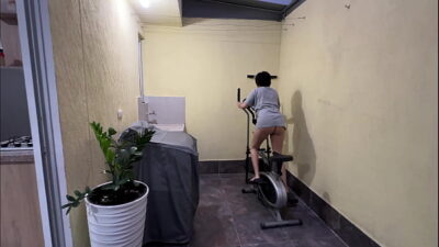 Que rico se ve como mi pequeña latina hermanastra mueve el culo haciendo sus ejercicos, me encantaria meterle mi enrome y rica polla por su apretado y rosadito coño.