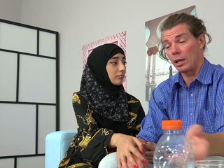 Sexy Muslim babe spreads her legs instead of cooking lunch