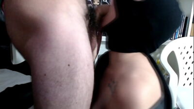 Tetona culona le chupa el pene grueso y largo a mi hermanastro Argentino