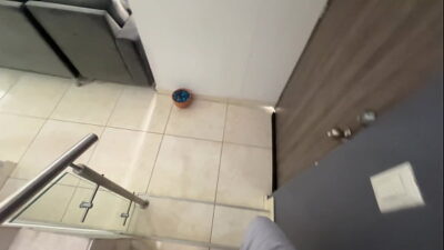 Veo a mi sexi hermanastra haciendo aseo desnuda. ¡Que rico se ve su enorme culo para meterle mi venosa y rica verga!