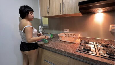 Voy a tomar agua y veo a mi rica hermanastra lavando los platos en poca ropa, me pongo cachondo de verla y termino metiendole mi rica y jugosa polla.