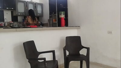 Mi vecino viene a pedir ayuda termina consolandome hasta llega el punto que termina follandomes el culo hasta dejarmelo todo lleno de leche