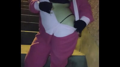 ACOSANDO A MADURA VENEZOLANA CULONA EN LAS CALLES DE LIMA DISFRAZADA DE LA NOVIA DE STITCH ANAL – PARTE 1